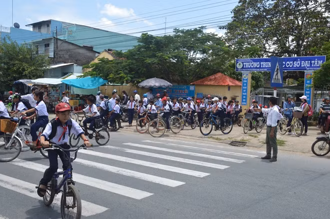 Thành viên CLB hướng dẫn học sinh ra về an toàn.
