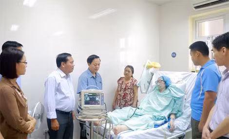 Đoàn Học viện CSND thăm Thiếu úy Đậu Thị Huyền Trâm ngày 17-7-2016.