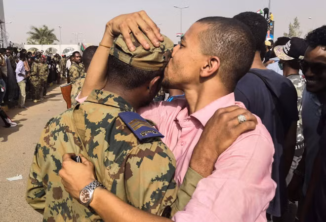 Người biểu tình và quân đội Sudan.