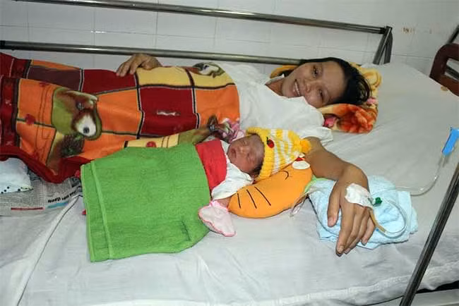 Mẹ con chị Quyên trong Bệnh viên ĐK Kiên Giang.