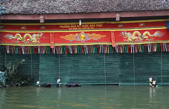 “Trâu chui ống” hàm ý châm biếm về thói nghiện thuốc phiện đến mức tán gia bại sản.