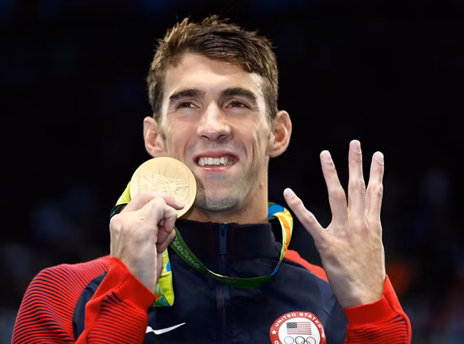 Tay bơi Mỹ Michael Phelps phải đóng “thuế chiến thắng” nhiều vì đoạt nhiều huy chương vàng. Tay bơi Mỹ Michael Phelps phải đóng “thuế chiến thắng” nhiều vì đoạt nhiều huy chương vàng.