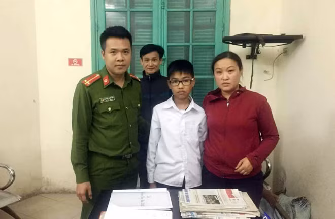 Công an quận Hoàn Kiếm cùng mẹ con chị Phương.