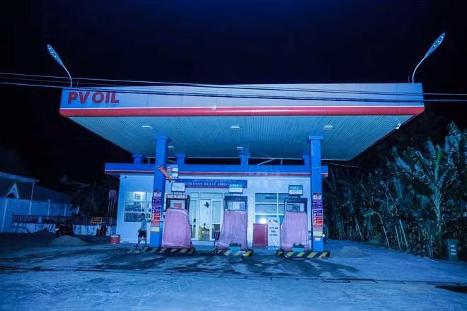 Để đảm bảo an toàn, cây xăng gần đó tạm nghỉ bán, thực hiện các biện pháp phòng cháy kịp thờ.