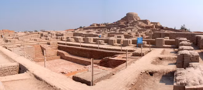 Toàn cảnh đồi và hồ tắm lớn ở thành cổ Mohenjo Daro.