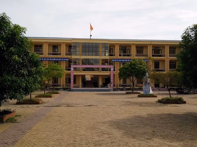 Trường THPT Thanh Chương 1 luôn thuộc tốp dẫn đầu của vùng đất học xứ Nghệ có tỷ lệ học sinh giỏi, thi đạt điểm cao. Trường THPT Thanh Chương 1 luôn thuộc tốp dẫn đầu của vùng đất học xứ Nghệ có tỷ lệ học sinh giỏi, thi đạt điểm cao.