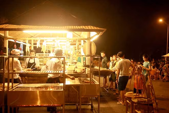 Chợ Quê sẽ mở cửa hàng ngày từ 18 giờ đến 23 giờ tại Quảng trường Đông Tây (FLC Samson Beach & Golf Resort). Thưởng thức những món ăn dân dã trên nền nhạc du dương, tận hưởng khoảnh khắc yên bình trong làn gió biển tươi mát chắc chắn sẽ là trải nghiệm hấp dẫn cho mỗi du khách.