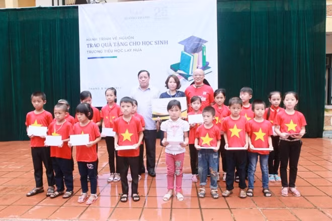 Đại diện Tập đoàn Mường Thanh trao quà cho các học sinh Trường Tiểu học Lay Nưa (Điện Biên) trong chương trình “Về nguồn”.