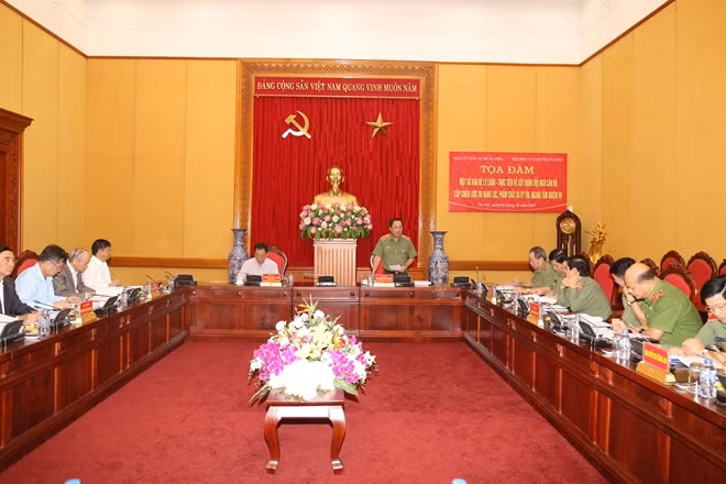 Thứ trưởng Nguyễn Văn Thành; Phó Chủ tịch Thường trực Hội đồng Lý luận Trung ương Phùng Hữu Phú cùng các đại biểu tại tọa đàm.
