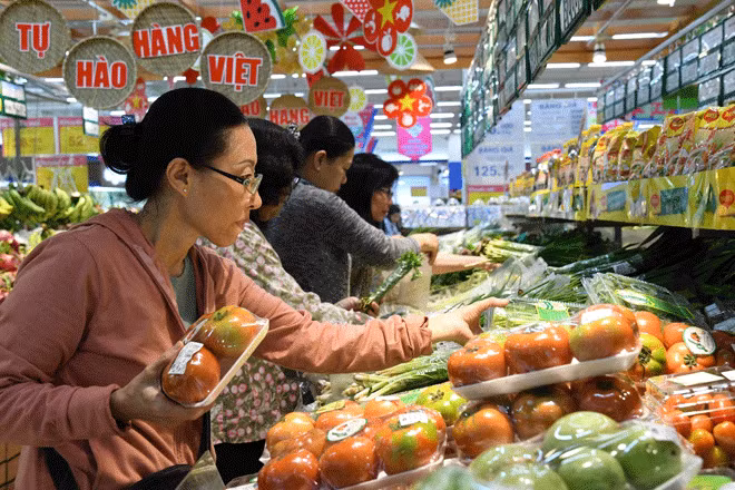 Một số mặt hàng đang rục rịch tăng giá, tuy nhiên rau, củ, quả tại Co.opmart Hà Nội lại giảm giá sâu.