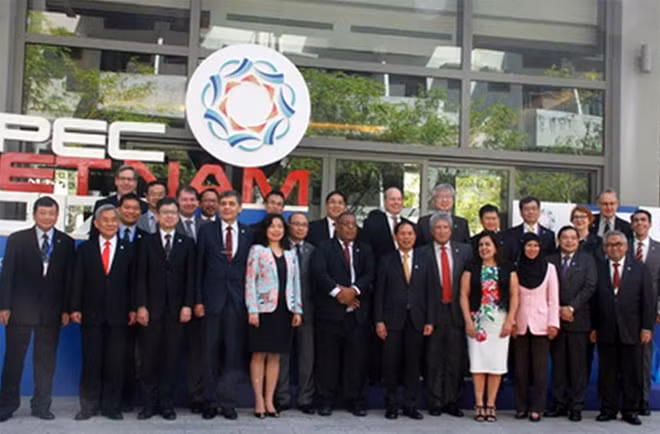 Các đại biểu chụp ảnh lưu niệm.