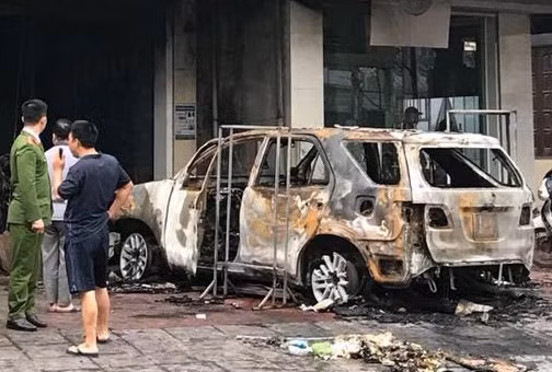 Hiện trường vụ cháy xe.