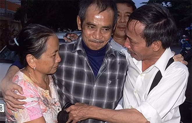 Ông Nén trở về trong vong tay người thân.