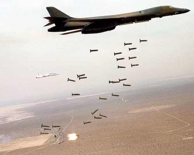 Mỗi máy bay ném bom B-52 có thể phóng 20 tên lửa dự phòng Assault Breaker.
