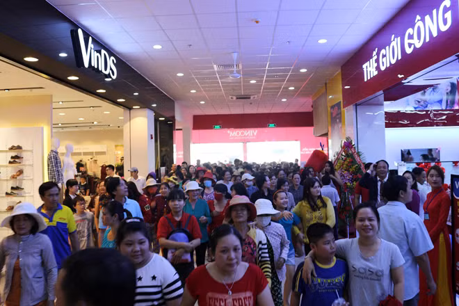 Vincom+ Long Thành hội tụ đầy đủ các điểm ưu việt điển hình: vị trí trung tâm, mô hình “tất cả trong một” và dịch vụ mua sắm hiện đại.