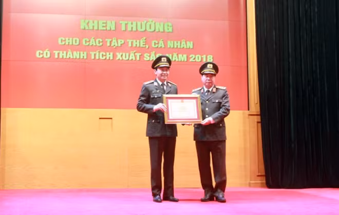 Thứ trưởng Bùi Văn Nam trao Bằng khen của Bộ trưởng Bộ Công an tặng Cục An ninh mạng và Phòng chống tội phạm sử dụng CNC.