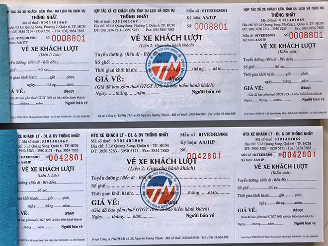 Vé thật ở trên và vé giả phía dưới được HTX Thống Nhất sử dụng để bán cho hành khách.