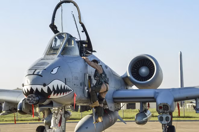 Một chiếc A-10 nằm trong nhà chứa máy bay tại Căn cứ Không quân Incirlik, Thổ Nhĩ Kỳ Một chiếc A-10 nằm trong nhà chứa máy bay tại Căn cứ Không quân Incirlik, Thổ Nhĩ Kỳ