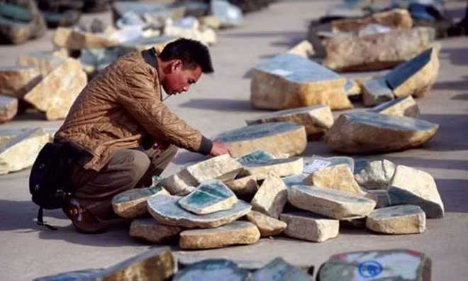 Một nhà buôn ngọc TQ đang lựa hàng.