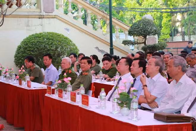 Các đại biểu dự buổi lễ. Các đại biểu dự buổi lễ.