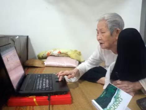93 tuổi, cụ Thi vẫn ngồi lướt facebook. 93 tuổi, cụ Thi vẫn ngồi lướt facebook.