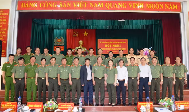 Thứ trưởng Nguyễn Văn Thành và các đại biểu dự Hội nghị.