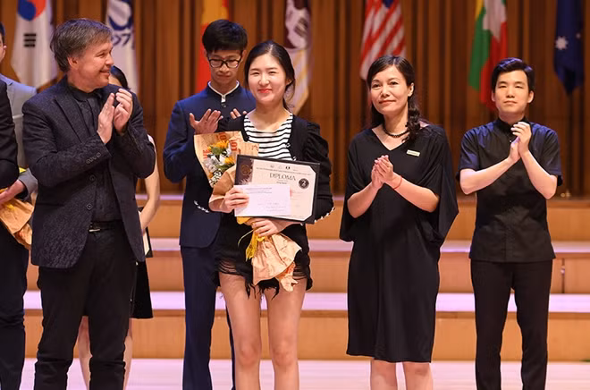 Bà Phạm Thị Hiền, Đại diện ABBANK và Ban giám khảo trao giải Nhì bảng Violin cho thí sinh Hong Hyeon (Hàn Quốc)