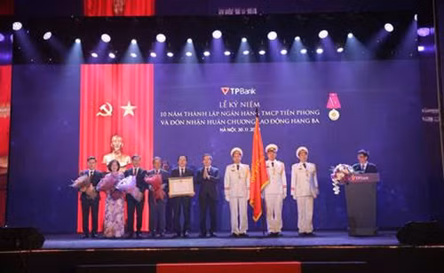 Ủy Viên Bộ Chính trị - Bí thư Trung ương Đảng – Trưởng Ban Kinh tế Trung ương Ông Nguyễn Văn Bình trao tăng Huân chương lao động cho TPBank. Ủy Viên Bộ Chính trị - Bí thư Trung ương Đảng – Trưởng Ban Kinh tế Trung ương Ông Nguyễn Văn Bình trao tăng Huân chương lao động cho TPBank.
