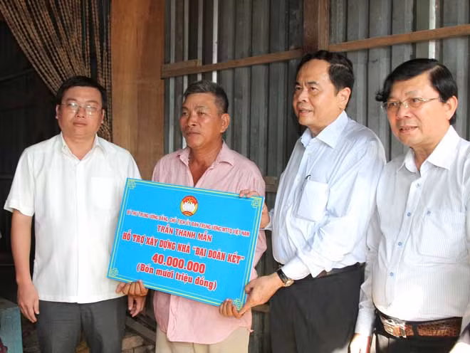Đồng chí Trần Thanh Mẫn trao tiền hỗ trợ xây nhà Đại đoàn kết.