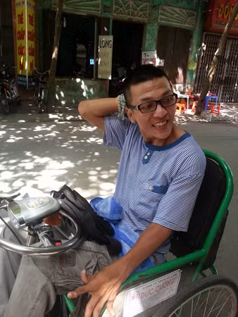 Tân “lì” vẫn rất nhiệt huyết với các chương trình từ thiện dù giờ anh không còn ngồi xe lăn đi xin tiền cho người nghèo nữa.