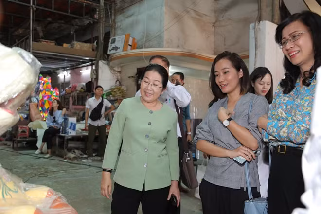 Phó chủ tịch UBND Thành phố Nguyễn Thị Thu (ngoài cùng bên phải) đang trao đổi để hoàn chỉnh thiết kế linh vật với bà Phi Ngọc Linh – Giám đốc mỹ thuật Công ty AGS Event & Media.