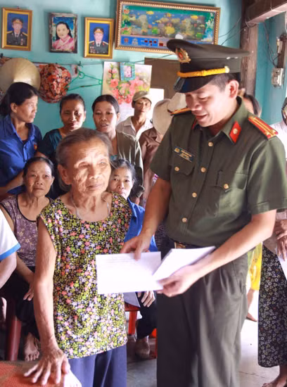 Trung tá Trần Minh Hải trao quà cho người nghèo. Trung tá Trần Minh Hải trao quà cho người nghèo.
