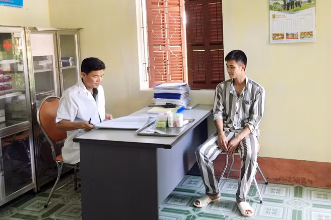 Cán bộ y tế Trại giam Thanh Phong chăm sóc bệnh nhân.