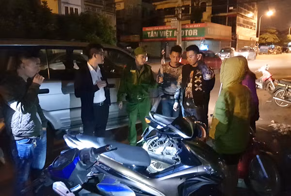 Tổ công tác số 6 đang tiến hành kiểm tra hành chính một nhóm đối tượng có nghi vấn. Tổ công tác số 6 đang tiến hành kiểm tra hành chính một nhóm đối tượng có nghi vấn.