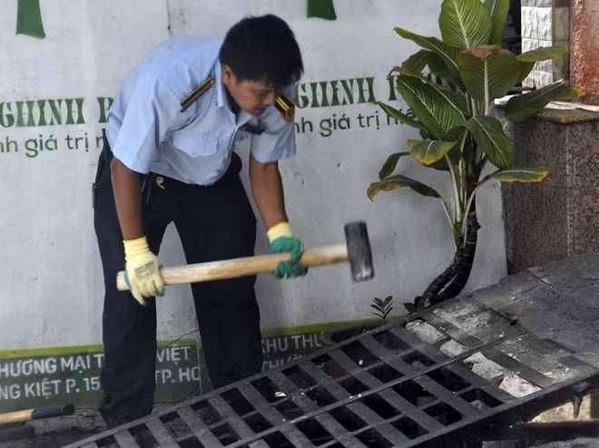 Các bậc tam cấp lấn ra vỉa hè do người dân tự chế để cho xe máy, xe ô tô chạy lên bị đập bỏ, tháo dỡ.