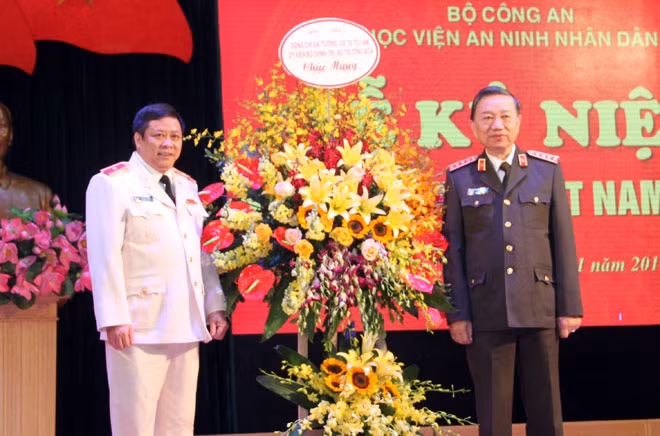 Thiếu tướng Lê Văn Thắng, Giám đốc Học viện ANND tặng lẵng hoa tươi thắm chúc mừng Bộ trưởng Tô Lâm