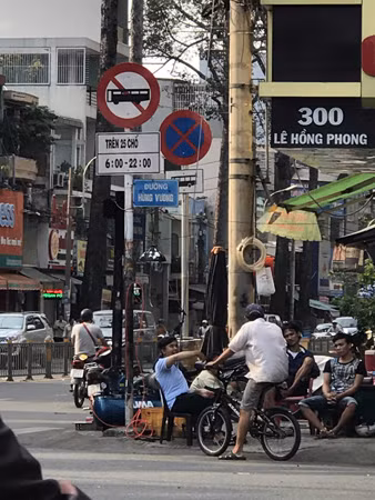 Trên đường Lê Hồng Phong có biển cấm xe trên 25 chỗ từ 6:0 - 22:0, trong khi lòng đường rất rộng...?