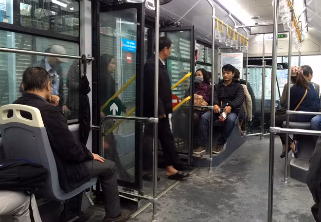 Số lượng hành khách đi xe buýt nhanh chưa nhiều.