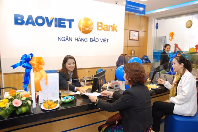 Khách hàng giao dịch trong ngày khai trương BVB Quảng Ninh.
