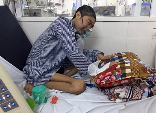 Căn bệnh lao kháng thuốc đang lấy đi tương lai của chàng trai 28 tuổi Đặng Văn Lâm.