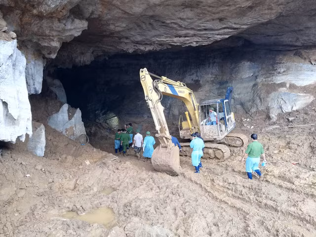 Các kíp trực cứu hộ cứu nạn tiếp tục tìm kiếm nạn nhân thứ hai.