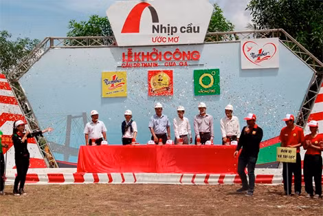 Buổi lễ khởi công cây cầu diễn ra ngay sau phần thi đấu.