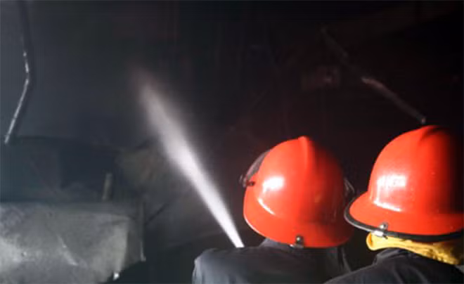 Cảnh sát PCCC Bắc Ninh dập tắt đám cháy.