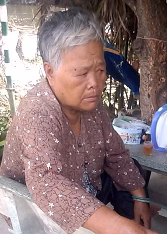Bà A - mẹ ông Son đau buồn chia sẻ lại vụ việc.
