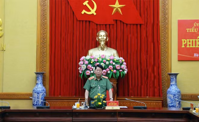 Thứ trưởng Bùi Văn Nam phát biểu tại phiên họp.