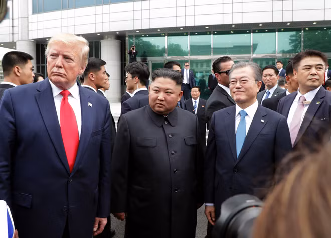 Tổng thống Mỹ Donald Trump cùng Chủ tịch CHDCND Triều Tiên Kim Jong-un và Tổng thống Hàn Quốc Moon Jae In.