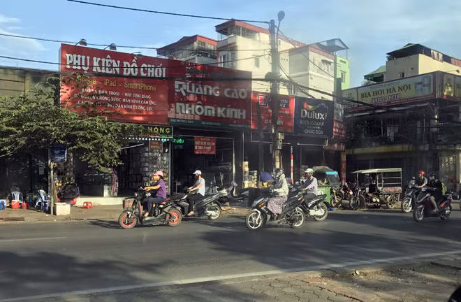 Tuy nhiên, một số tuyến đường vẫn chưa thực hiện nghiêm túc như khu vực đường Láng thuộc phường Láng Thượng, quận Ðống Ða vẫn còn một số xe ba gác đậu dưới lòng đường và trên vỉa hè chiếm hết phần đường giành cho người đi bộ.