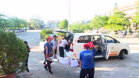 Sau khi được xe đưa đến điểm thi, thí sinh Nguyễn Quốc Bình di chuyển tiếp trên bằng ca