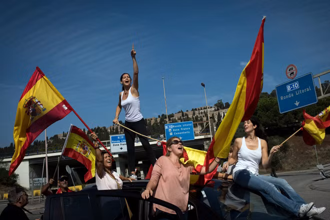 Người Catalonia tụ tập phản đối việc cản trở bỏ phiếu của cảnh sát.