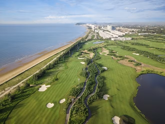 FLC Samson Golf Links nằm trong quần thể nghỉ dưỡng 5 sao FLC Sầm Sơn.